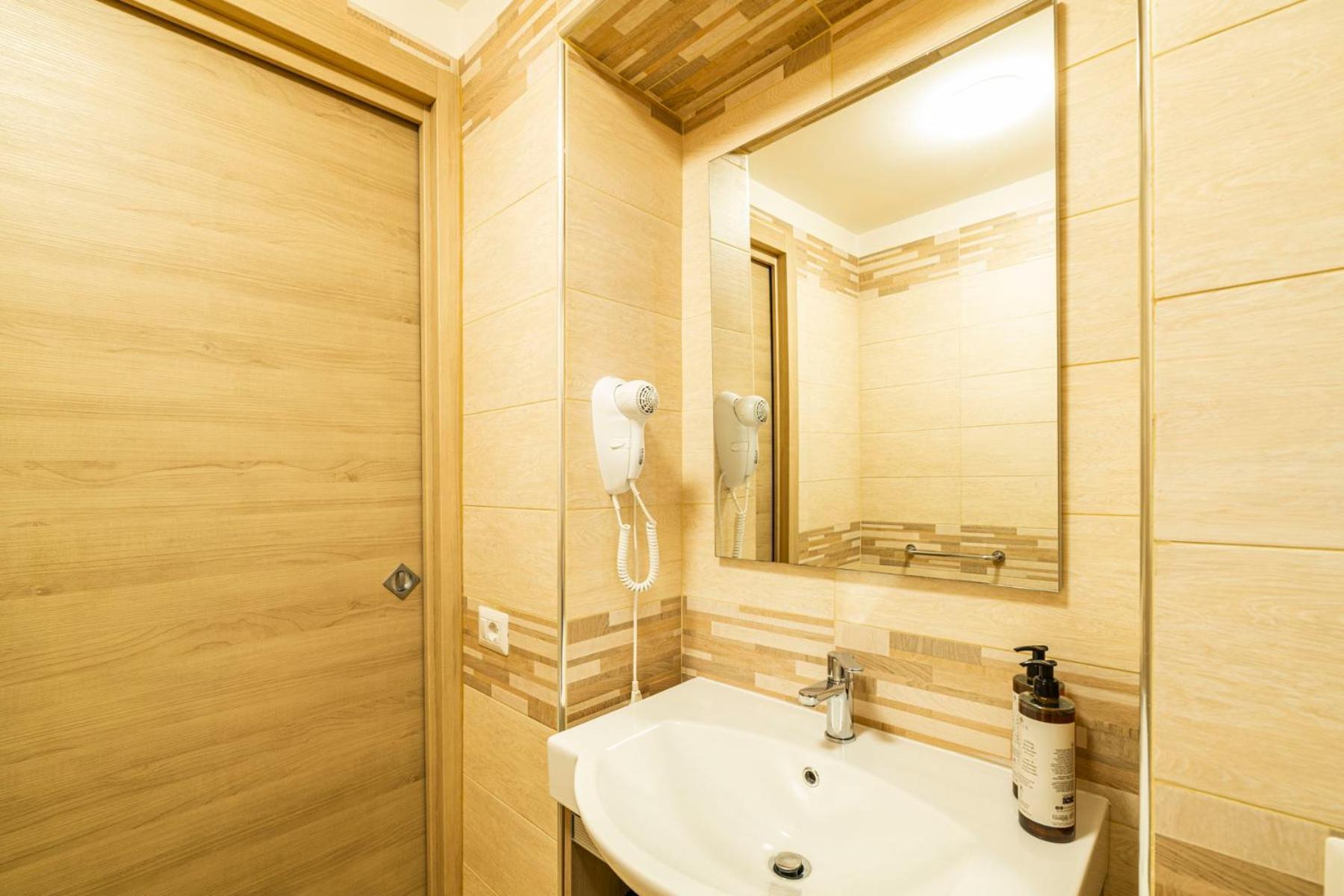 Corso 138 - Sleep & Fly - By Domusextra Bed & Breakfast เนเปิลส์ ภายนอก รูปภาพ