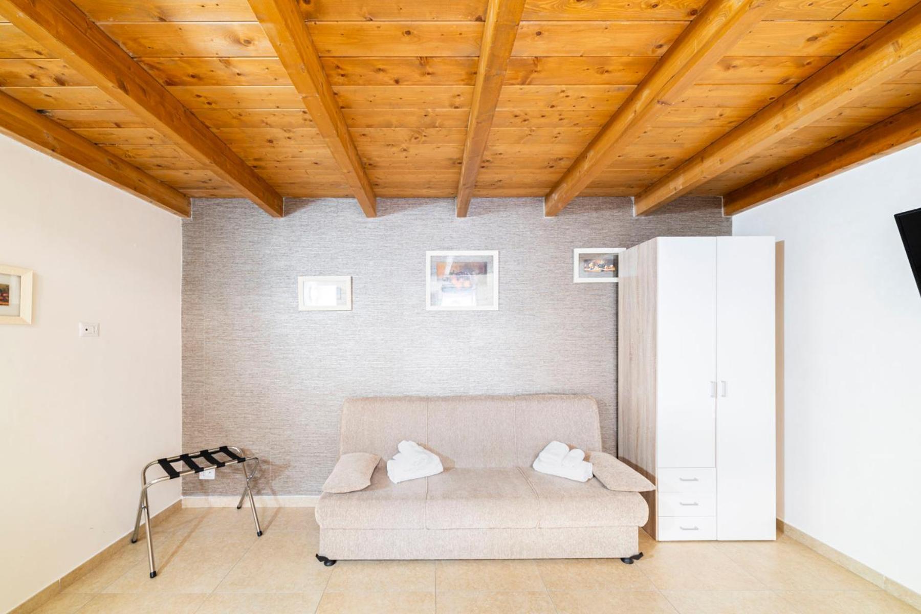 Corso 138 - Sleep & Fly - By Domusextra Bed & Breakfast เนเปิลส์ ภายนอก รูปภาพ