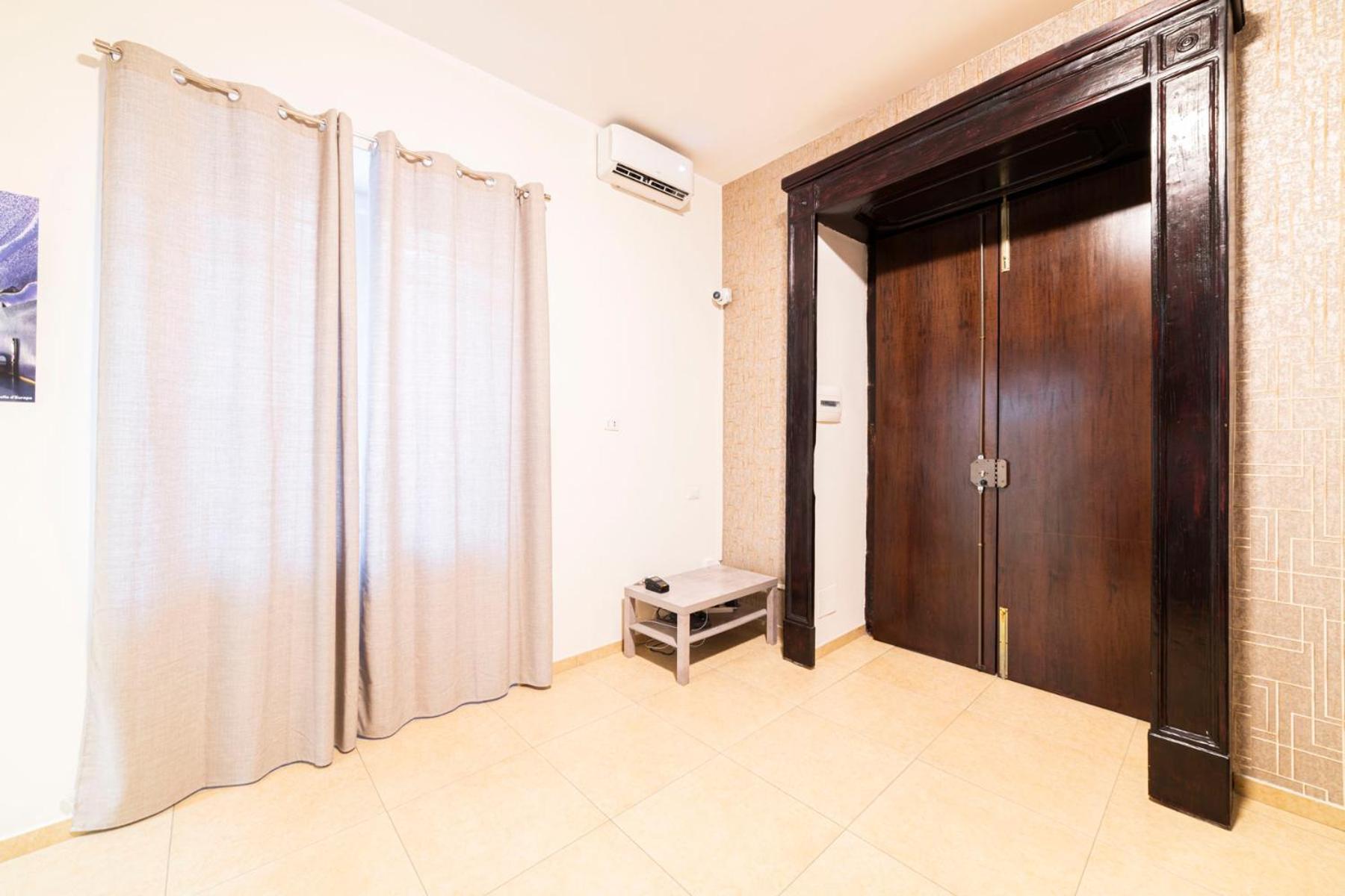 Corso 138 - Sleep & Fly - By Domusextra Bed & Breakfast เนเปิลส์ ภายนอก รูปภาพ