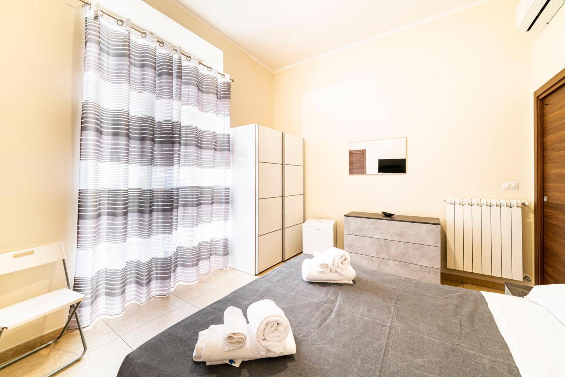 Corso 138 - Sleep & Fly - By Domusextra Bed & Breakfast เนเปิลส์ ภายนอก รูปภาพ
